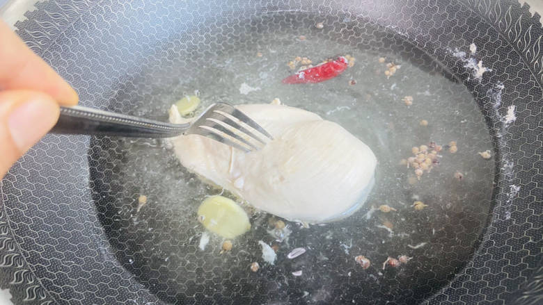椒麻手撕鸡,用叉子戳几下,方便煮熟