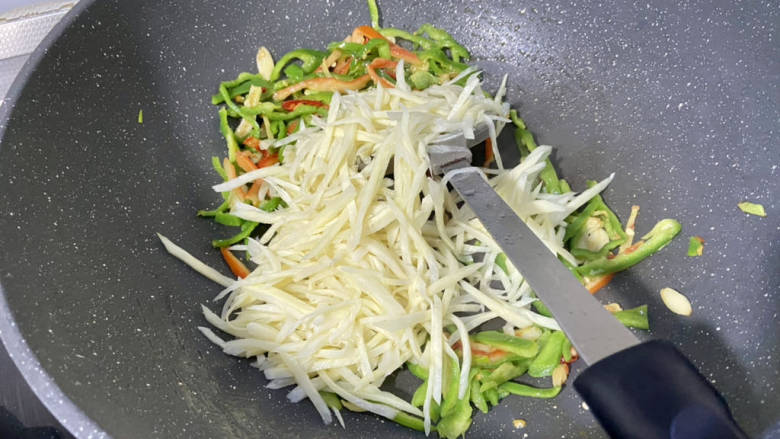 茭白炒鸡蛋,加入焯水的茭白,翻炒均匀