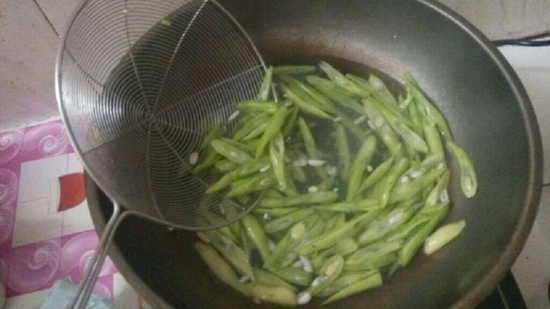四季豆丝炒肉,烧开水，将四季豆焯一分钟