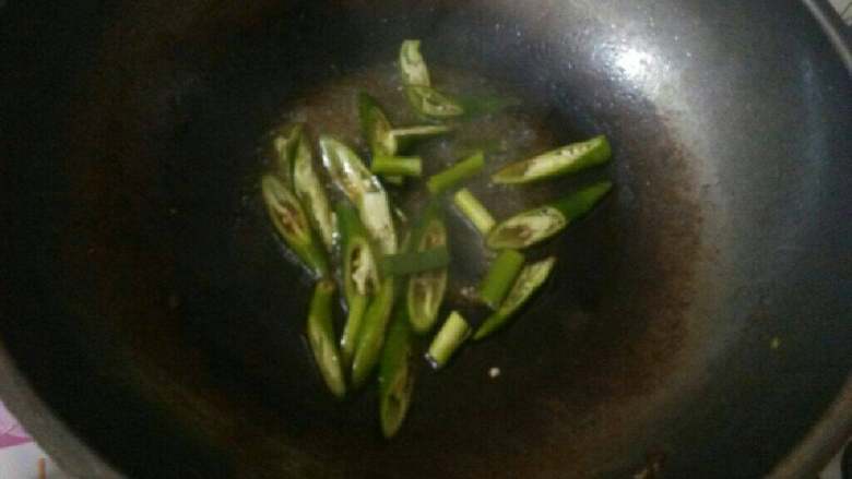 四季豆丝炒肉,再爆香尖椒