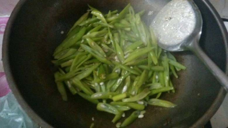 四季豆丝炒肉,倒入四季豆丝翻炒