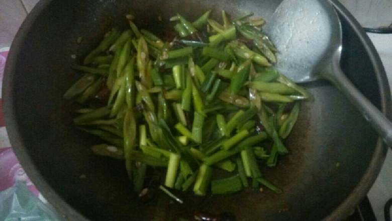 四季豆丝炒肉,放入蒜苗炒断生，加点盐和鸡粉调味
