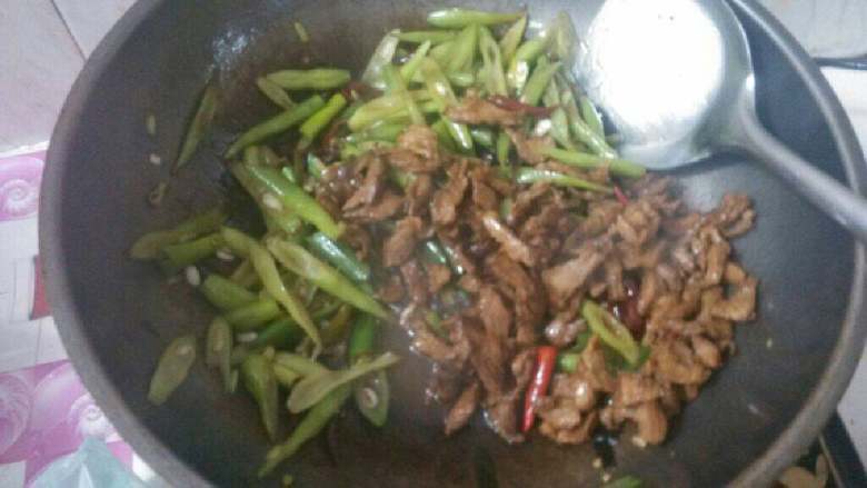 四季豆丝炒肉,再将事先煸炒好的肉丝加入继续煸炒