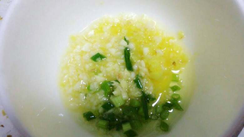 白切鸡,碗里放入葱姜蒜,锅里倒入适量色拉油烧热,再倒入葱姜蒜碗里。也可以直接加入一勺<a style='color:red;display:inline-block;' href='/shicai/ 3738'>芝麻油</a>。