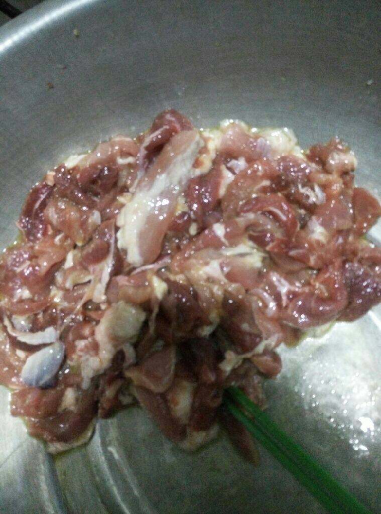 水煮肉片,<a style='color:red;display:inline-block;' href='/shicai/ 4430'>里脊肉</a>洗净切薄片，放入一个鸡蛋，少许生粉，料酒，盐，腌制备用