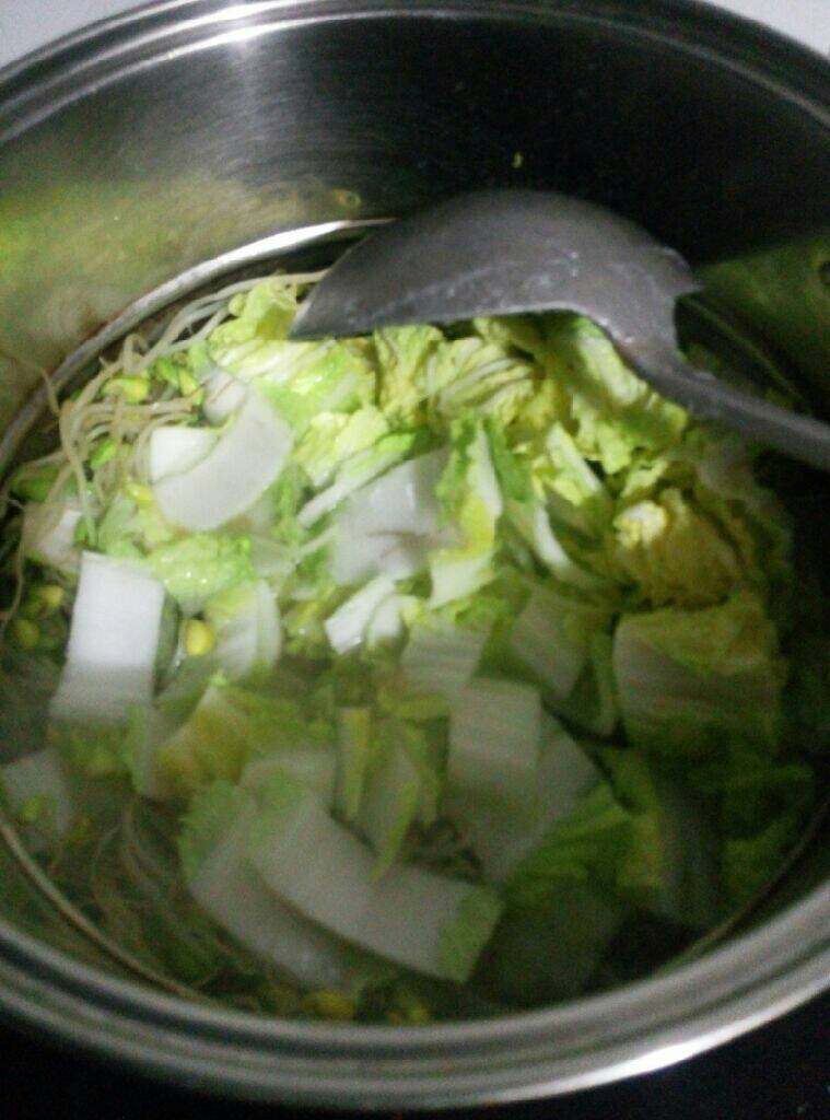 水煮肉片,<a style='color:red;display:inline-block;' href='/shicai/ 140'>娃娃菜</a>洗净切段，和<a style='color:red;display:inline-block;' href='/shicai/ 120'>豆芽</a>一起入锅焯熟