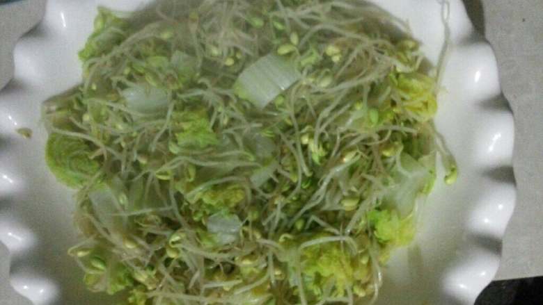 水煮肉片,焯熟后捞出沥干水，放于汤盆底部