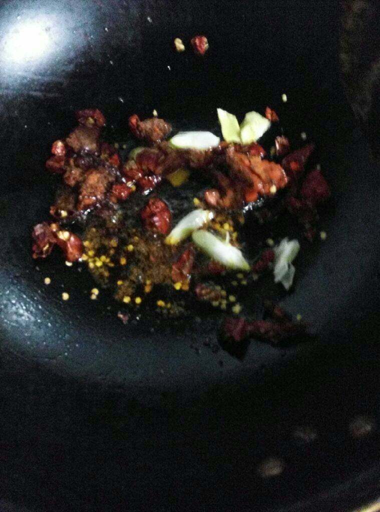 水煮肉片,锅内放适量油，爆香葱姜，<a style='color:red;display:inline-block;' href='/shicai/ 86474'>干辣椒</a>和<a style='color:red;display:inline-block;' href='/shicai/ 700'>花椒</a>