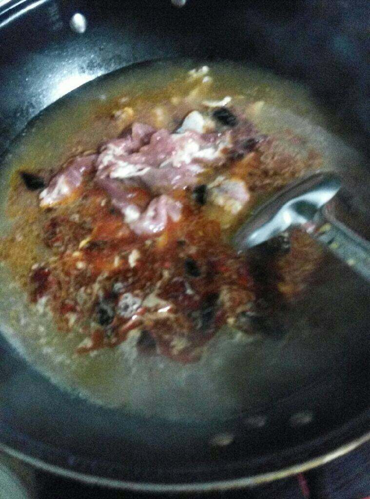 水煮肉片,放火锅料，炒出红油，放适量水