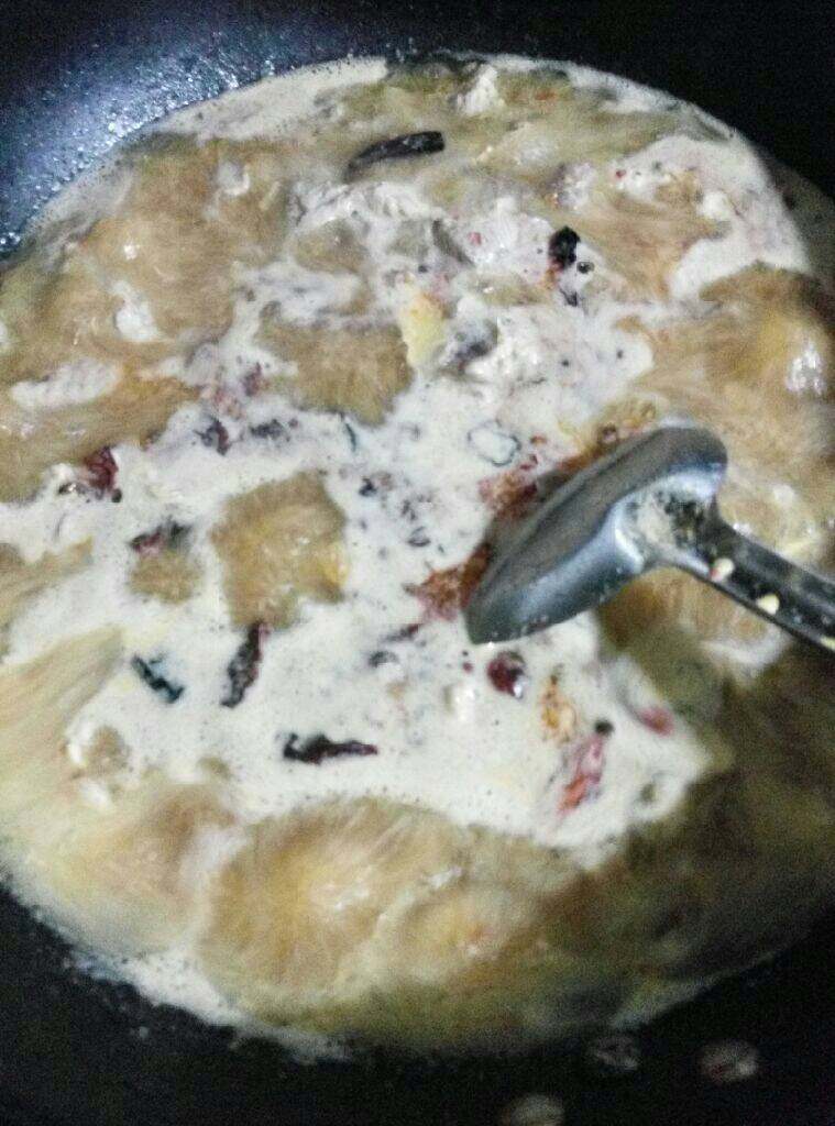 水煮肉片,待水开，放入腌好的肉片煮熟，加适量料酒，盐，生抽和醋调味即可