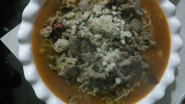 水煮肉片,盛于汤盆中放在豆芽上面