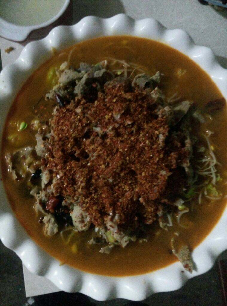 水煮肉片,撒上一层蒜末和粗辣椒面