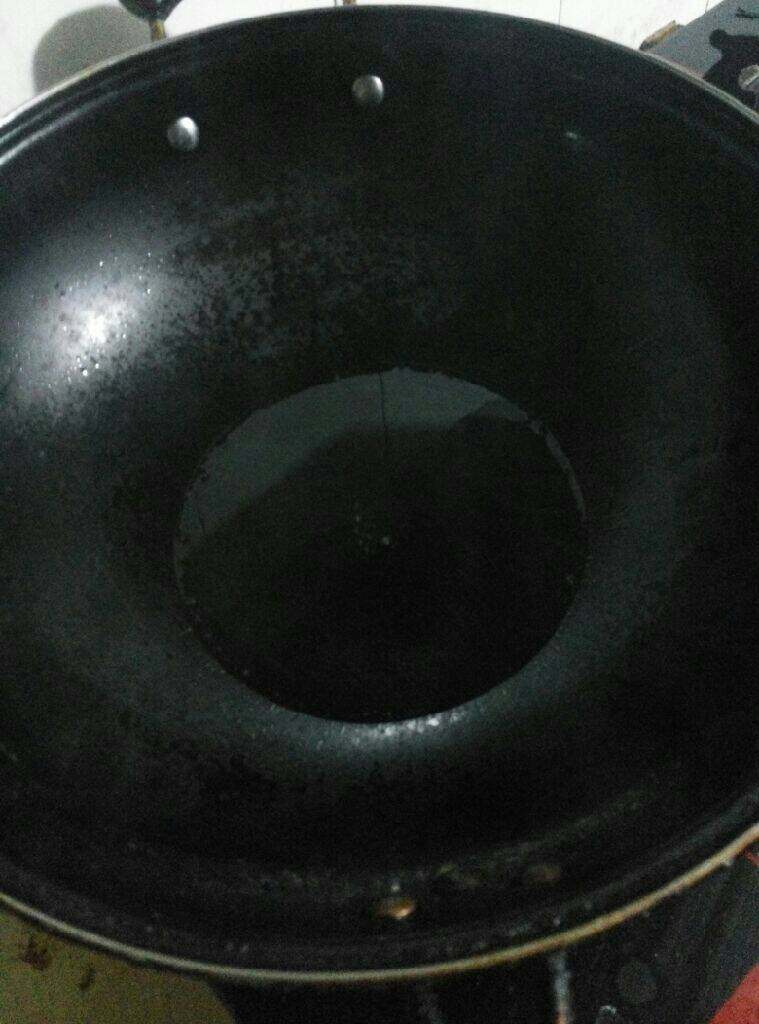 水煮肉片,锅内放量多点的油，烧至油热