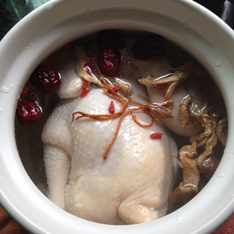 滋补鸡汤,装进砂锅里加水,再放入所有食材,水开后用小火炖1小时