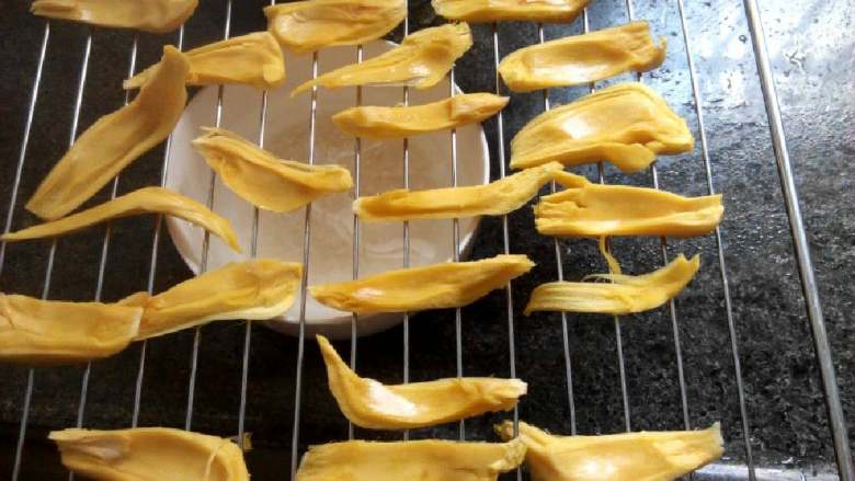 自制菠萝蜜干,然后一片一片撕下来。