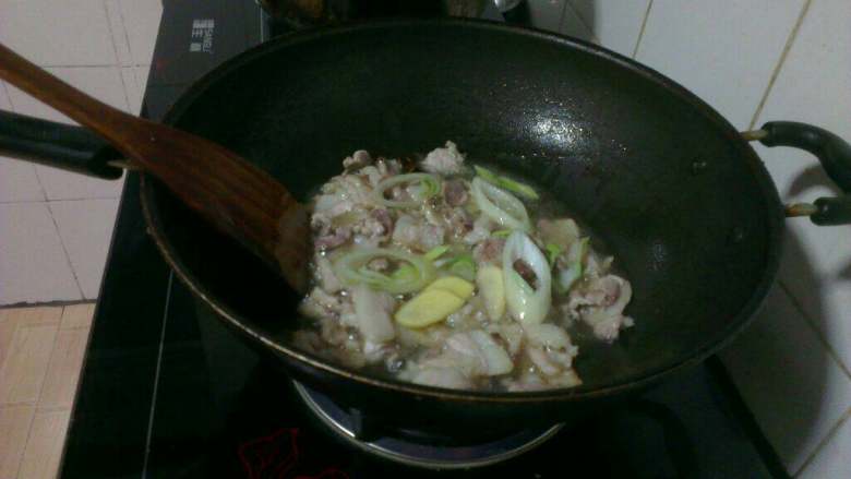 东北(油豆角炖肉),下葱  姜片和八角炒匀；