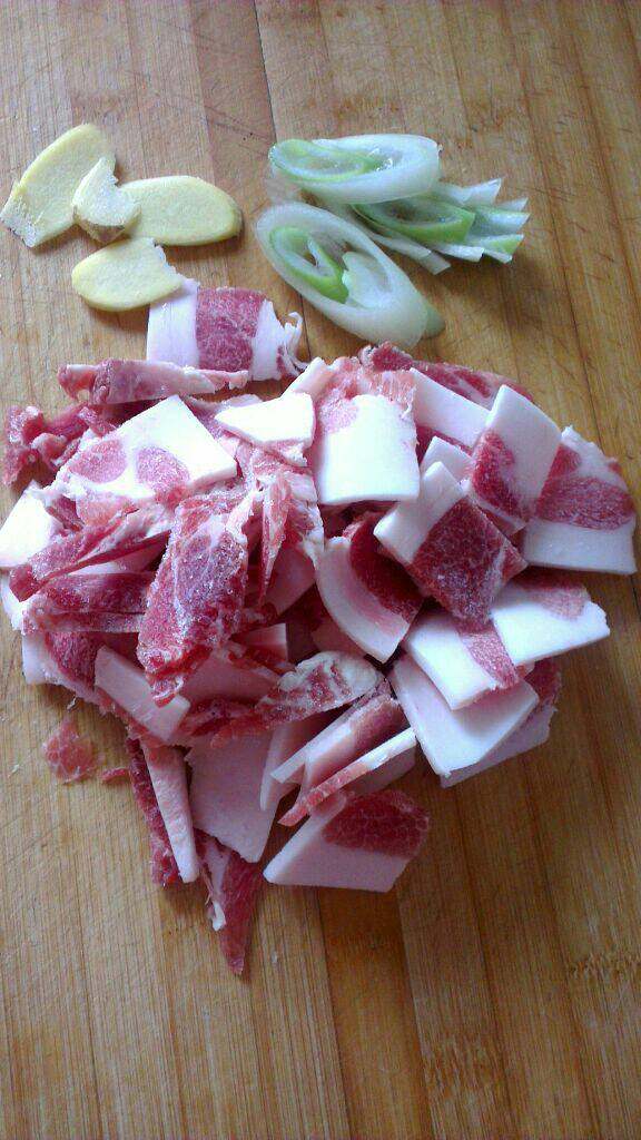 东北(油豆角炖肉),<a style='color:red;display:inline-block;' href='/shicai/ 3250'>葱</a>  <a style='color:red;display:inline-block;' href='/shicai/ 37'>姜</a>和<a style='color:red;display:inline-block;' href='/shicai/ 428'>五花肉</a>分别切片儿，<a style='color:red;display:inline-block;' href='/shicai/ 695'>八角</a>备好！