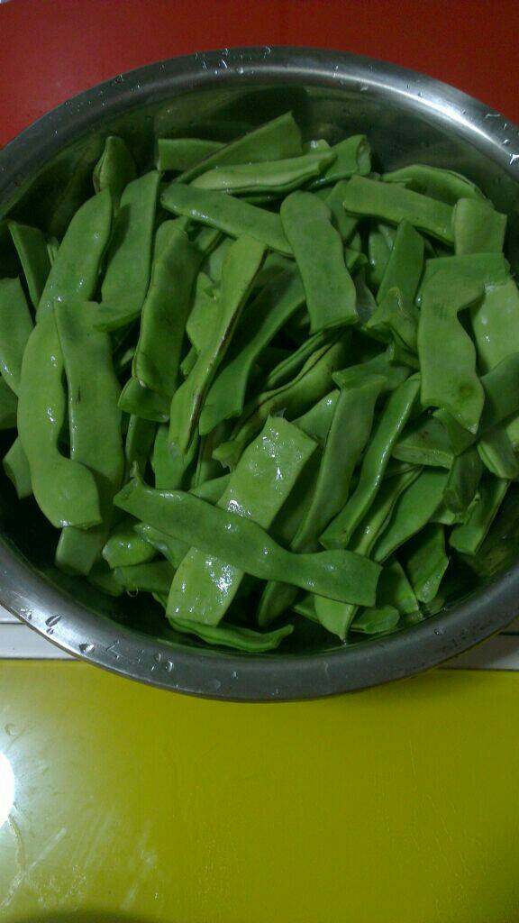 东北(油豆角炖肉),将豆角掐去两头的尖掰断洗净(头茬的油豆角是没有豆角筋的)；