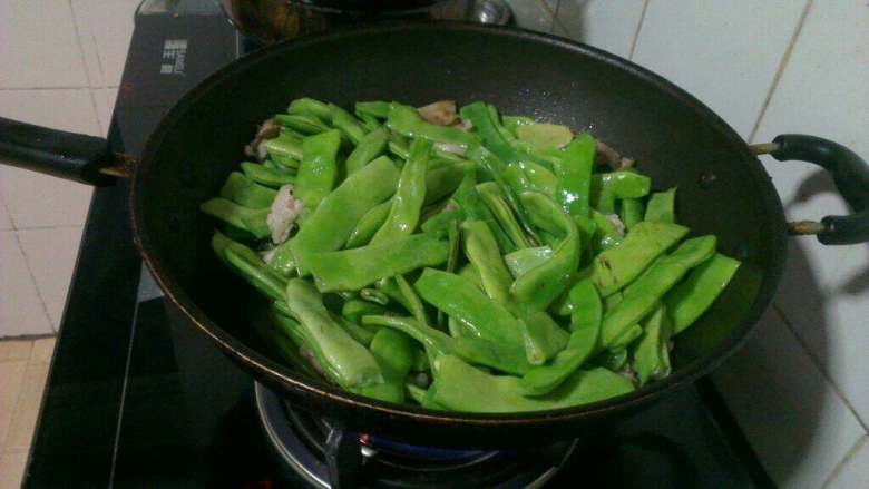 东北(油豆角炖肉),倒入豆角加少许<a style='color:red;display:inline-block;' href='/shicai/ 829'>十三香</a>翻炒片刻；