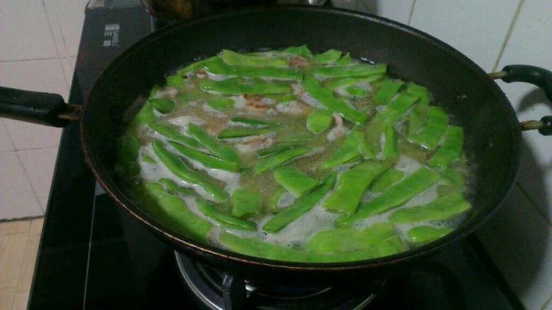 东北(油豆角炖肉),添适量开水没过豆角即可，加盐  <a style='color:red;display:inline-block;' href='/shicai/ 756'>鸡精</a>  苏打粉 调味儿；