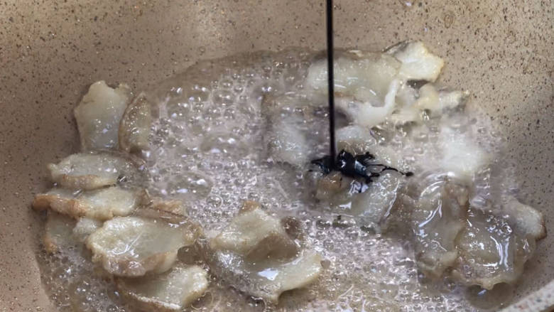 麻辣熏豆干,淋入生抽,炒匀上色