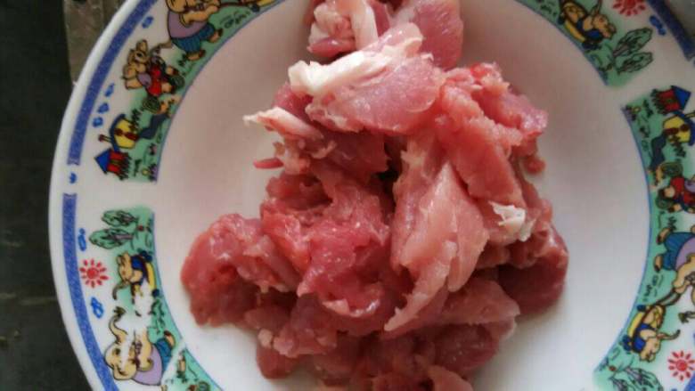 米豆炒肉,<a style='color:red;display:inline-block;' href='/shicai/ 6081'>肉</a>切小块