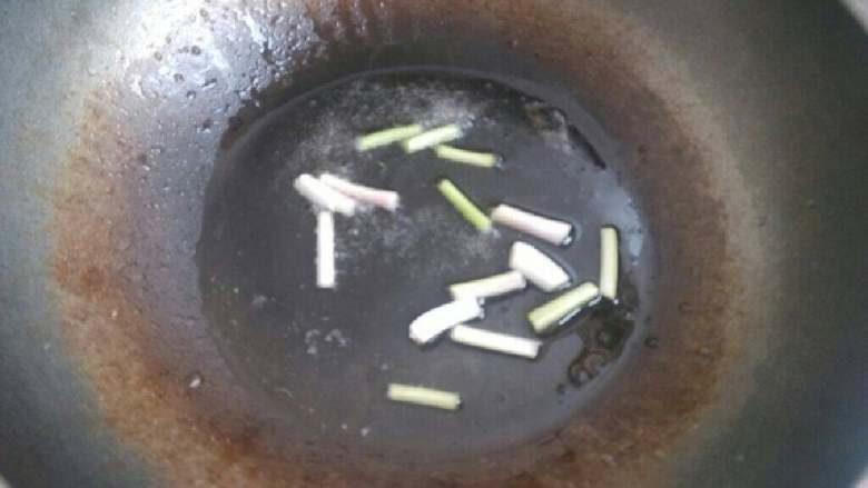 香菇炒玉米粒,热锅爆香葱头和姜
