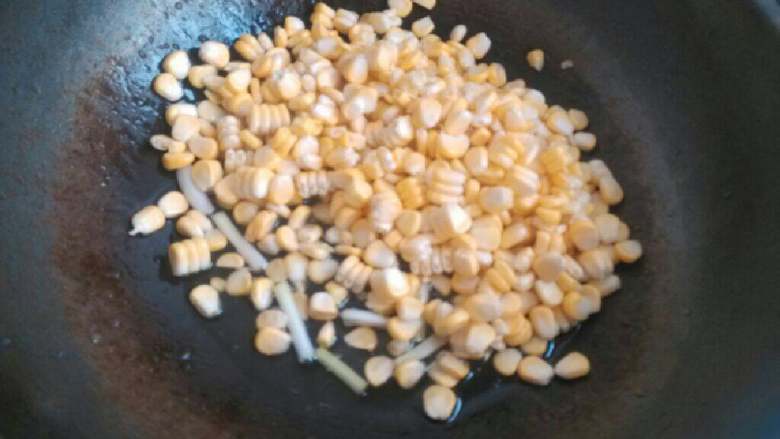 香菇炒玉米粒,倒入玉米粒翻炒一分钟