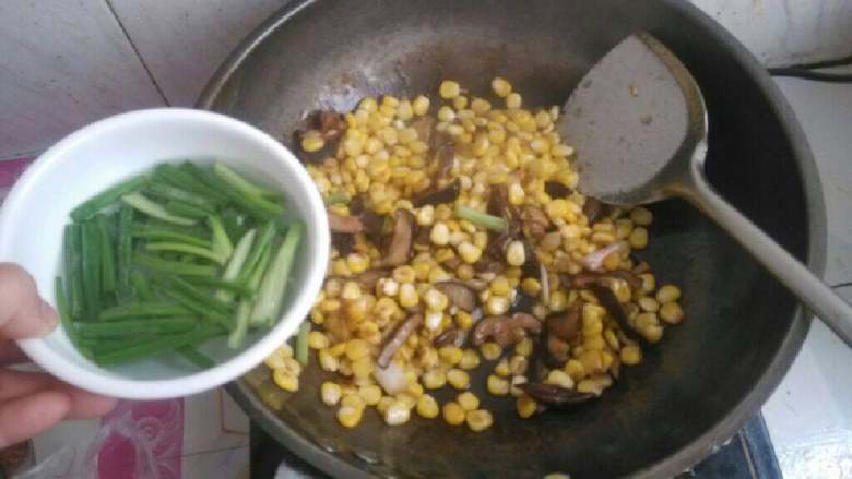香菇炒玉米粒,加入葱段