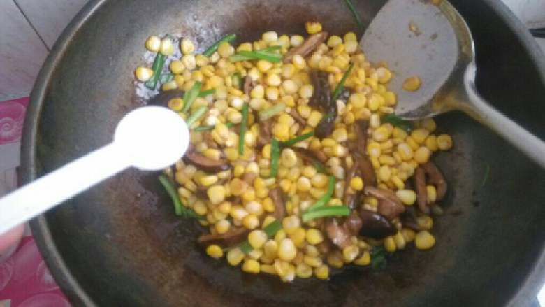 香菇炒玉米粒,放一勺盐翻炒入味即可