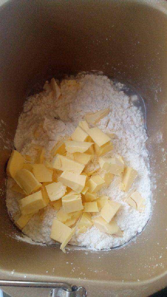 双果黑芝麻派,前四中材料放面包机里搅拌10分钟,