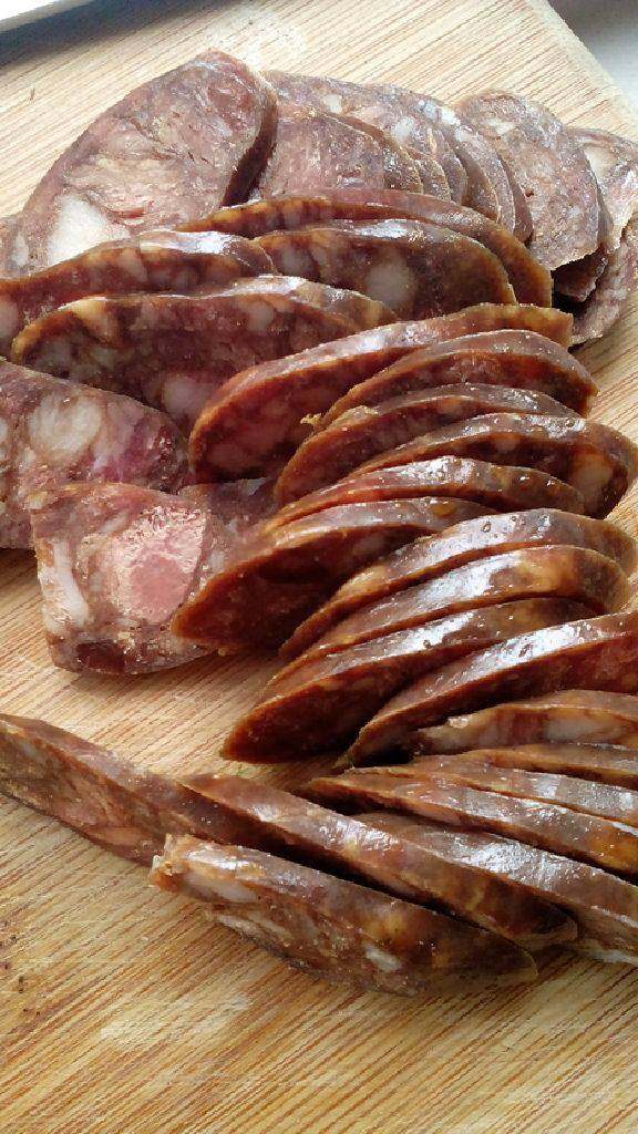 腊肉炒杏鲍菇,<a style='color:red;display:inline-block;' href='/shicai/ 4536'>腊肠</a>，笋，胡罗卜，蘑菇都切成片，