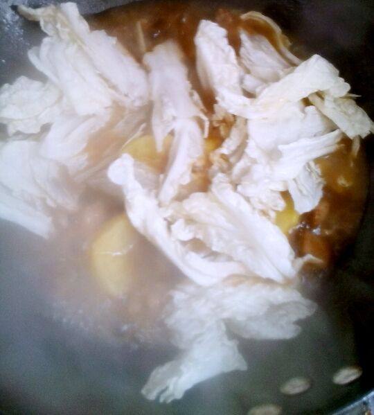 五花肉炖土豆白菜,加入洗好的白菜，干辣椒，炖两分钟。