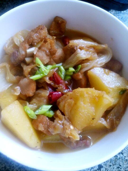 五花肉炖土豆白菜,加味精，出锅即可。