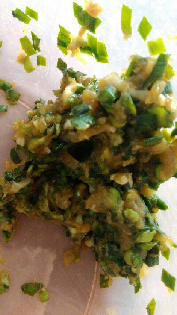 韭菜猪肉馅饺子,两者拌匀，加<a style='color:red;display:inline-block;' href='/shicai/ 762'>老抽</a>，<a style='color:red;display:inline-block;' href='/shicai/ 788'>生抽</a>，<a style='color:red;display:inline-block;' href='/shicai/ 718'>料酒</a>，盐，<a style='color:red;display:inline-block;' href='/shicai/ 756'>鸡精</a>，<a style='color:red;display:inline-block;' href='/shicai/ 829'>十三香</a>，葱姜末拌匀成馅