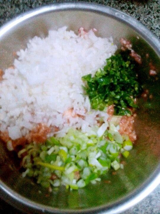 白萝卜香菜肉馅饺子,将肉馅先加入少量水打散,再加入适量油调匀。加入适量盐,酱油,花椒粉,姜粉,味精,剁好的萝卜丁,葱花。<a style='color:red;display:inline-block;' href='/shicai/ 131'>香菜</a>末。