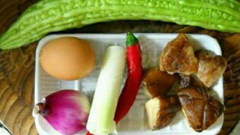 苦瓜炒蛋,将<a style='color:red;display:inline-block;' href='/shicai/ 55'>苦瓜</a>、水发<a style='color:red;display:inline-block;' href='/shicai/ 230'>香菇</a>、<a style='color:red;display:inline-block;' href='/shicai/ 9'>鸡蛋</a>、<a style='color:red;display:inline-block;' href='/shicai/ 29'>洋葱</a>、蒜备好！