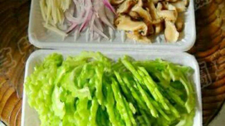 苦瓜炒蛋,苦瓜洗净去瓤切片，香菇切片，蒜 洋葱切丝备用。