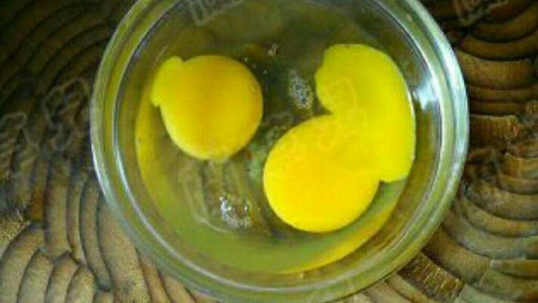 苦瓜炒蛋,鸡蛋打散，加盐拌好。