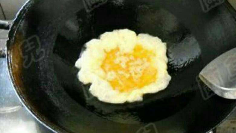 苦瓜炒蛋,锅中油热，下鸡蛋滑散，盛起备用。