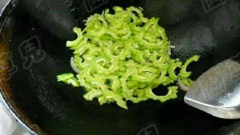 苦瓜炒蛋,倒入苦瓜翻炒。