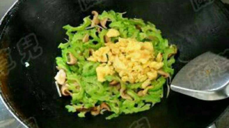 苦瓜炒蛋,倒入鸡蛋，加<a style='color:red;display:inline-block;' href='/shicai/ 724'>胡椒</a>炒匀关火即可。