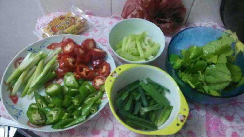 农家小炒肉,红青尖椒,切圈,香芹切段,分开叶子,蒜苗头切丝,叶子切段。