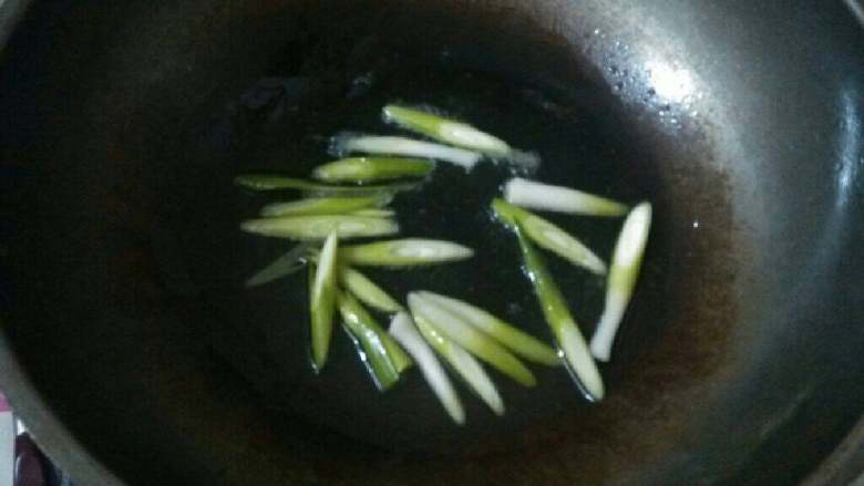 农家小炒肉,锅中少许油放入蒜苗头煸香
