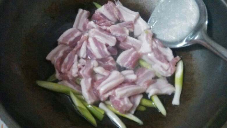 农家小炒肉,倒入五花肉煸炒至肥脂呈透明色,边缘微微焦黄;