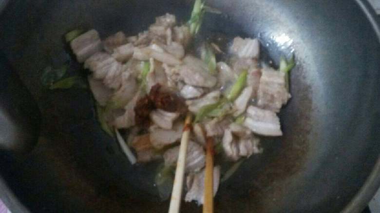 农家小炒肉,不要把肉炒得太过火,免得口感发硬,放一勺豆瓣酱炒上色捞起装盘