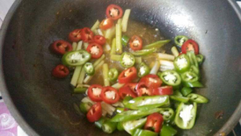 农家小炒肉,锅留底油再放点油爆炒青红椒,香芹段一分钟