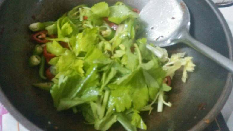 农家小炒肉,再倒入芹叶翻炒