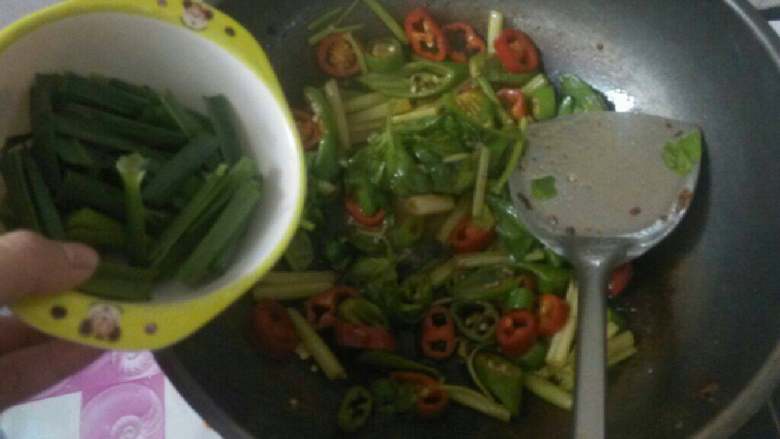 农家小炒肉,加入蒜苗