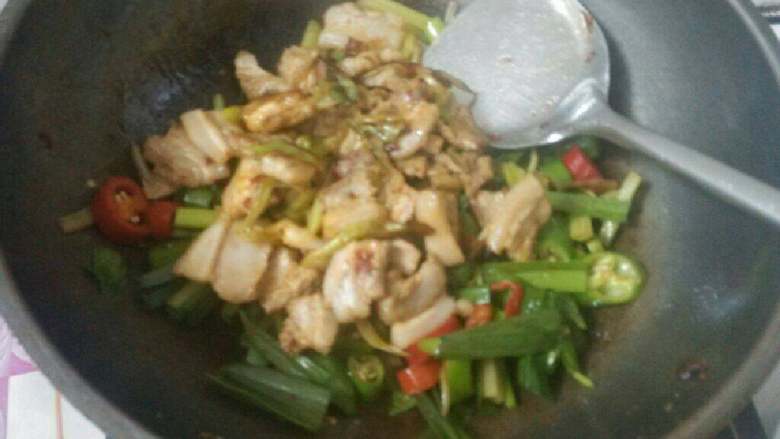 农家小炒肉,倒入炒好的五花肉翻炒
